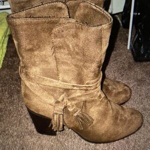 Elegant Tan Suede Heeled Boots
